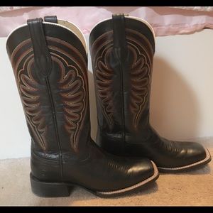 Ariat women’s cowboy boots
Circuit Shiloh
